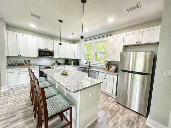 Fridge, microwave, oven, stovetop - Seabrook Coastal Cottage - Beaufort and Parris Island (Seabrook)