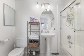 Ducha, secador de pelo, toallas