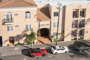 Un edificio a più piani con un cartello che recita 'CASA BELLA VISTA'.