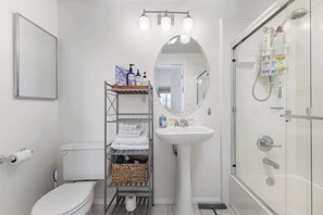 Dusche, Haartrockner, Handtücher