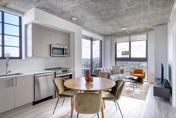 Interior - Wonderful Wynwood 2BR w/ Gym & Roof Pool, nr Shops, by Blueground (Miami)