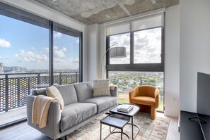 TV, stereo - Wonderful Wynwood 2BR w/ Gym & Roof Pool, nr Shops, by Blueground (Miami)