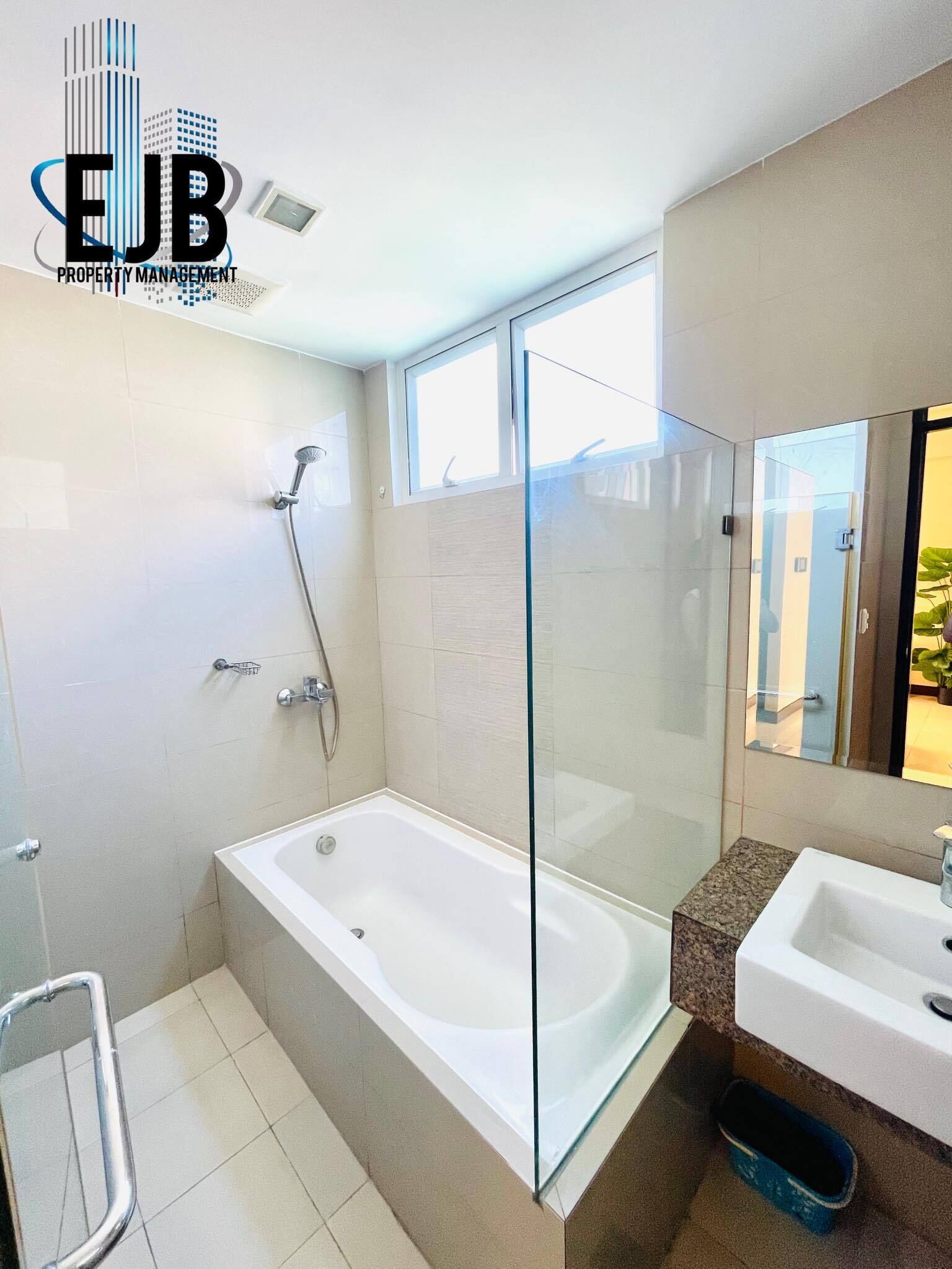 Deluxe Condo | 1 bedroom, in-room safe, blackout drapes, soundproofing