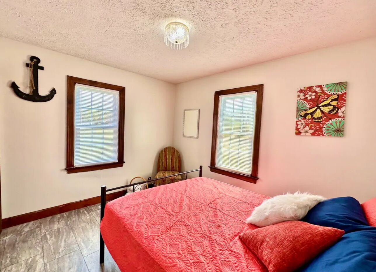 1 bedroom, desk, WiFi, bed sheets