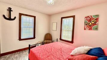 1 bedroom, desk, WiFi, bed sheets