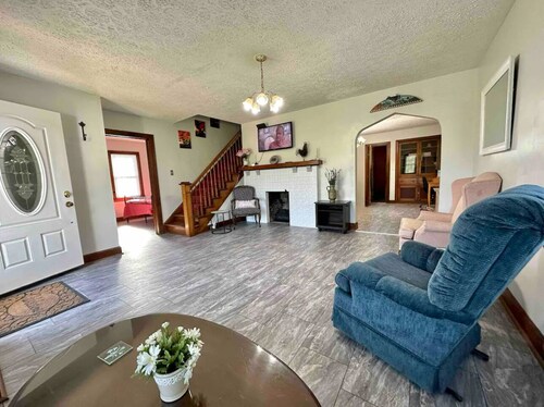 Experience Rustic Charm: Stay at Trestle Creeks Original Farmhouse with Vrbo!