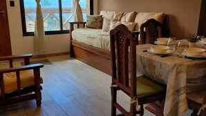 Apartamento família, vista para o lago | Área de estar | Smart TV 32 polegadas com canais a cabo
