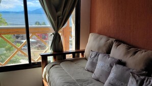 Apartamento família, vista para o lago | Área de estar | Smart TV 32 polegadas com canais a cabo