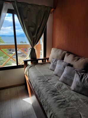 Departamento familiar, vista al lago | Área de sala de estar | Smart TV de 32 pulgadas con canales por cable 