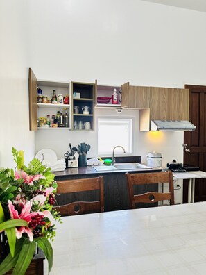Fridge, microwave, stovetop, coffee/tea maker - Feel at Home in Gensan Wi-fi Netflix Carport H&C toilet and bath Pet friendly (General Santos City)