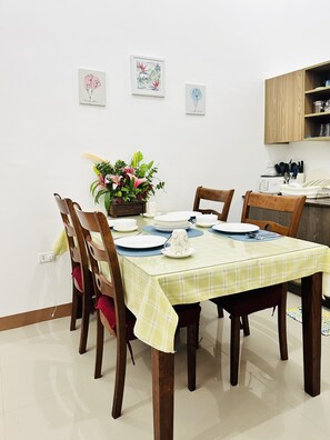 Dining - Feel at Home in Gensan Wi-fi Netflix Carport H&C toilet and bath Pet friendly (General Santos City)