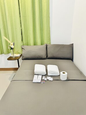 3 bedrooms, desk, iron/ironing board, WiFi - Feel at Home in Gensan Wi-fi Netflix Carport H&C toilet and bath Pet friendly (General Santos City)