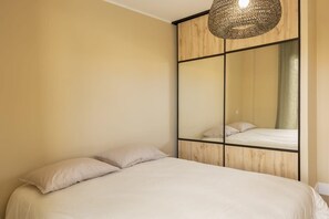 3 bedrooms, iron/ironing board, WiFi, bed sheets