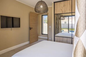 3 bedrooms, iron/ironing board, WiFi, bed sheets