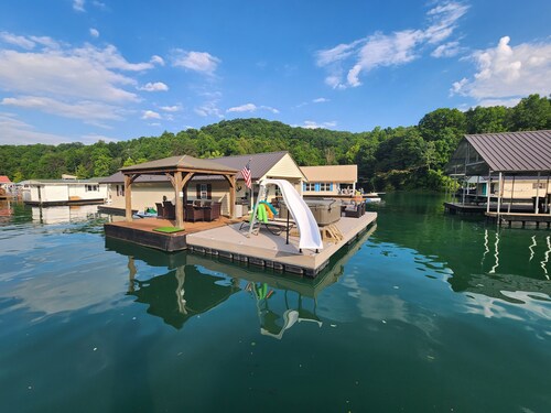 Heavenly Hideaway  Floating Cabin with a **HOT TUB** Norris Lake, Whitman Hollow