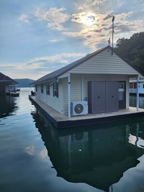 Exterior - Heavenly Hideaway Floating Cabin with a **HOT TUB** Norris Lake, Whitman Hollow (LaFollette)