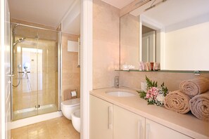 Douche, sĂšche-cheveux, serviettes fournies, shampoing