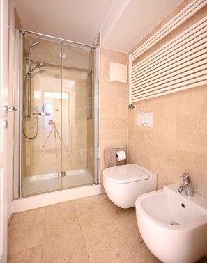 Shower, hair dryer, towels, shampoo - Loft Style Apartment in San Trovaso Dorsoduro District (Venecia)