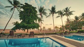 11 outdoor pools