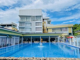 Una piscina al aire libre