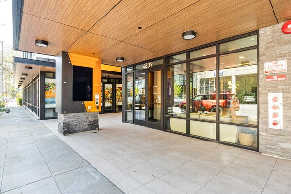 Exterior detail - Marvelous U-District Studio w/ Laundry, nr Shops & Parks, by Blueground (Seattle)