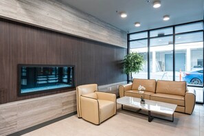 Lobby - Marvelous U-District Studio w/ Laundry, nr Shops & Parks, by Blueground (Seattle)