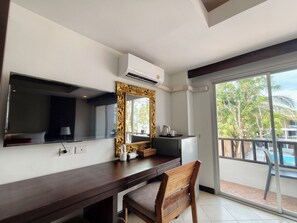 Standard Double with Pool View | Living area