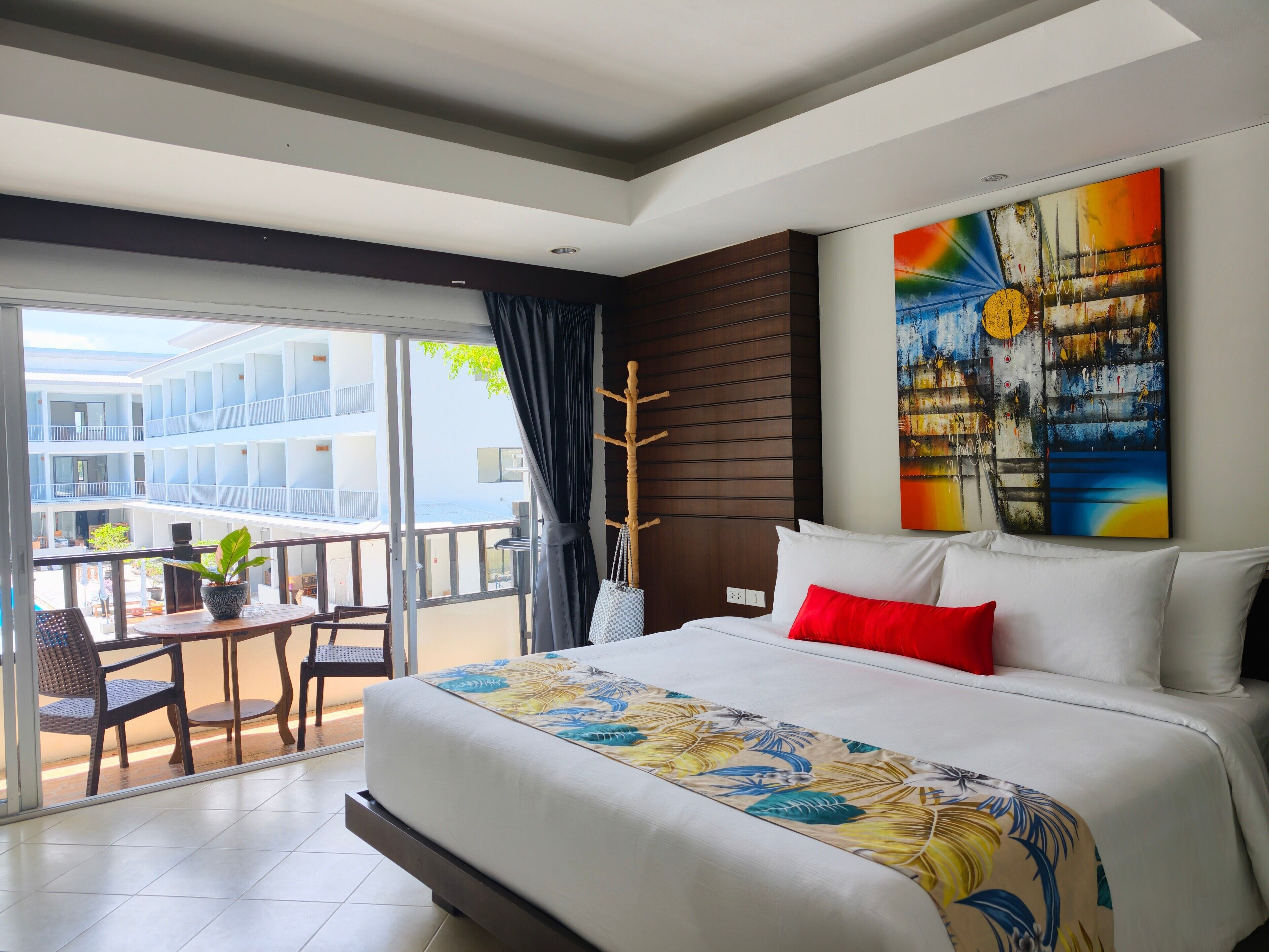 Standard Double with Pool View | Caja fuerte, escritorio, cortinas opacas y cunas gratuitas