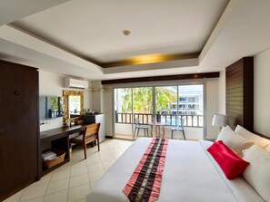Standard Double with Pool View | Caja fuerte, escritorio, cortinas opacas y cunas gratuitas