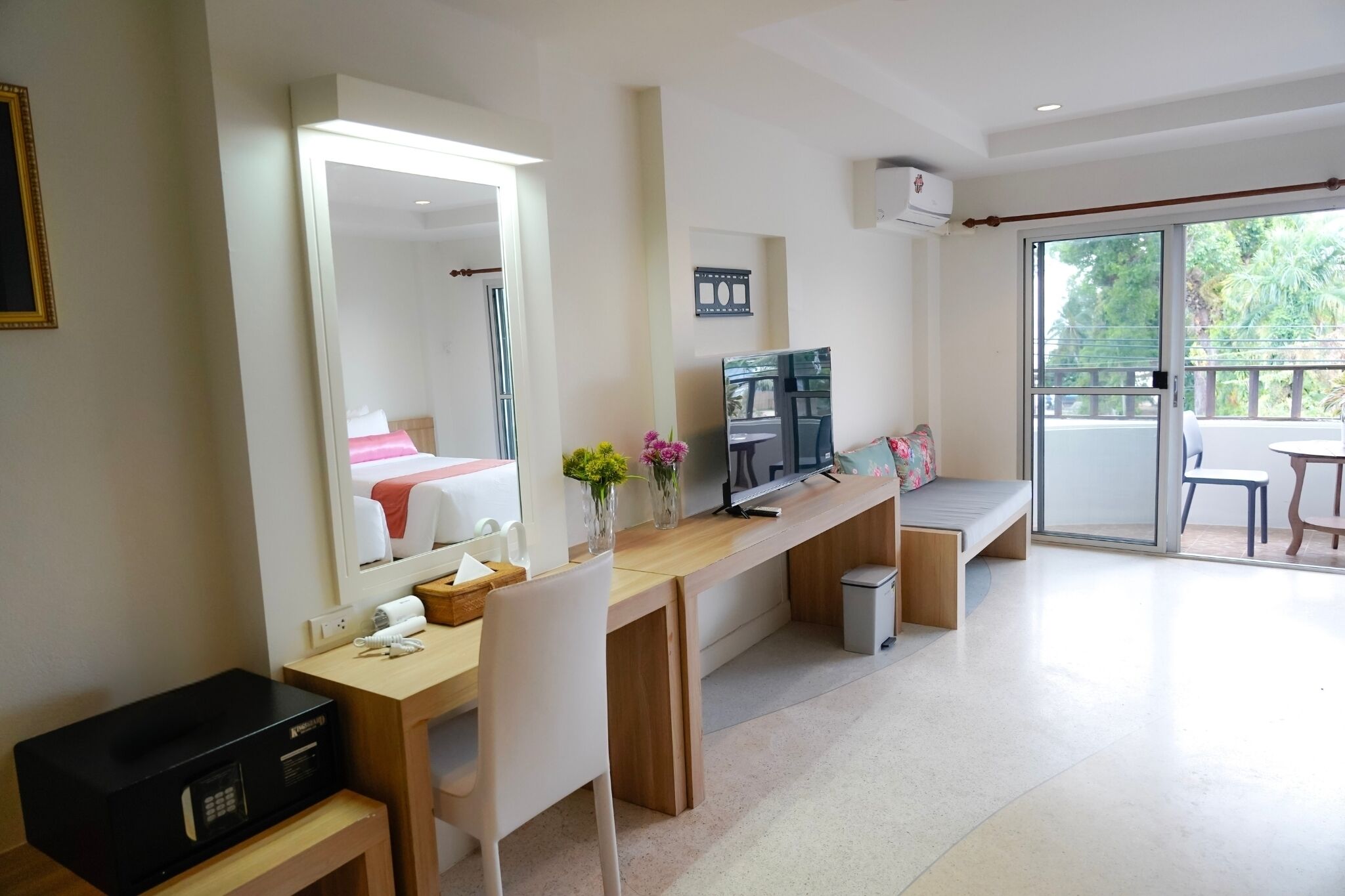 Superior Twin with Mountain View | Mörkläggningsgardiner och gratis wi-fi