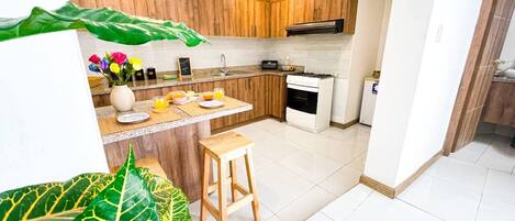 Réfrigérateur, four, blender