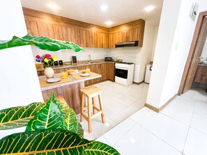 Fridge, oven, blender, cookware/dishes/utensils - [Minimal Design Suite] 4min of Center + Free parking (Cuenca)