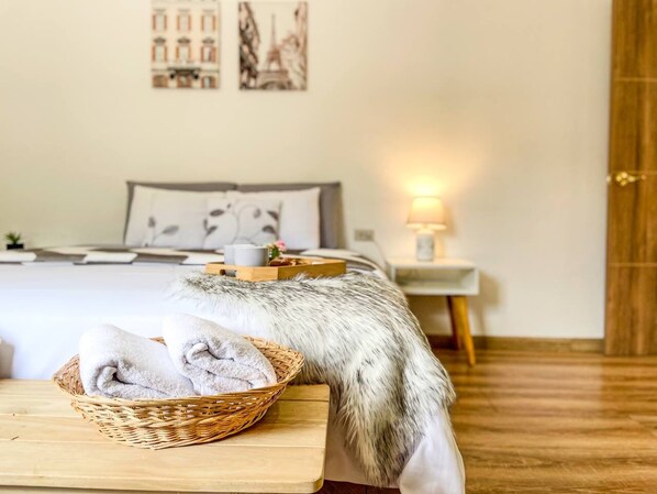 1 bedroom, desk, WiFi, bed sheets - [Minimal Design Suite] 4min of Center + Free parking (Cuenca)