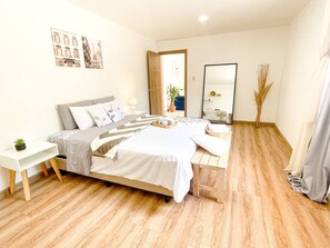 1 bedroom, desk, WiFi, bed sheets - [Minimal Design Suite] 4min of Center + Free parking (Cuenca)