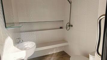 Bungalow Confort, climatisation | Salle de bain | Douche, serviettes fournies, savon, shampoing