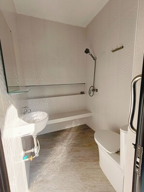 Comfort Bungalow, Air conditioning | Bathroom | Shower, towels, soap, shampoo - Hormduk Resort (Um Chan)