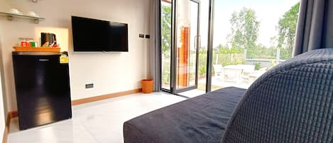 Bungalow Confort, aire acondicionado | Área de sala de estar | Smart TV de 45 pulgadas con canales digitales