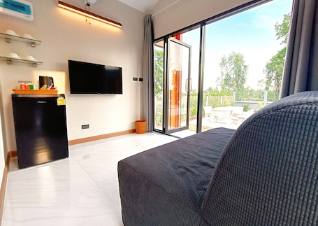 Bungalow tiện nghi đơn giản, máy điều hòa | Khu phòng khách | Smart TV 45-inch có truyền hình kỹ thuật số