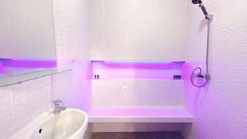 Comfort-bungalow - aircondition | Badeværelse | Bruser, håndklæder, Sæbe, Shampoo