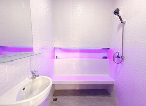 Comfort bungalow, airconditioning | Badkamer | Een douche, handdoeken, zeep, shampoo