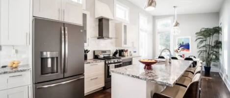 Micro-ondes, four, plaque de cuisson, cafetière/bouilloire