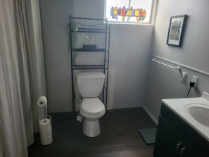 Toallas, jabón, shampoo, papel de baño 