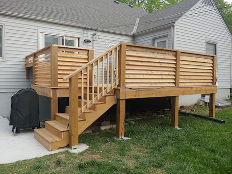 Property grounds. 2-bedrm lower level pvt apt w/full kitchen & only 12 mi / 21 km from KC Stadium