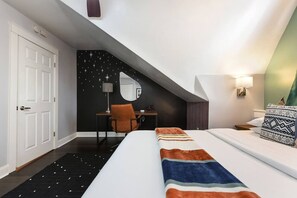 3 habitaciones, escritorio y tabla de planchar con plancha 