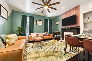 TV - ★HostWise Stays★ Off Street Parking, Walk to Hospitals + Great Food (Pittsburgh)