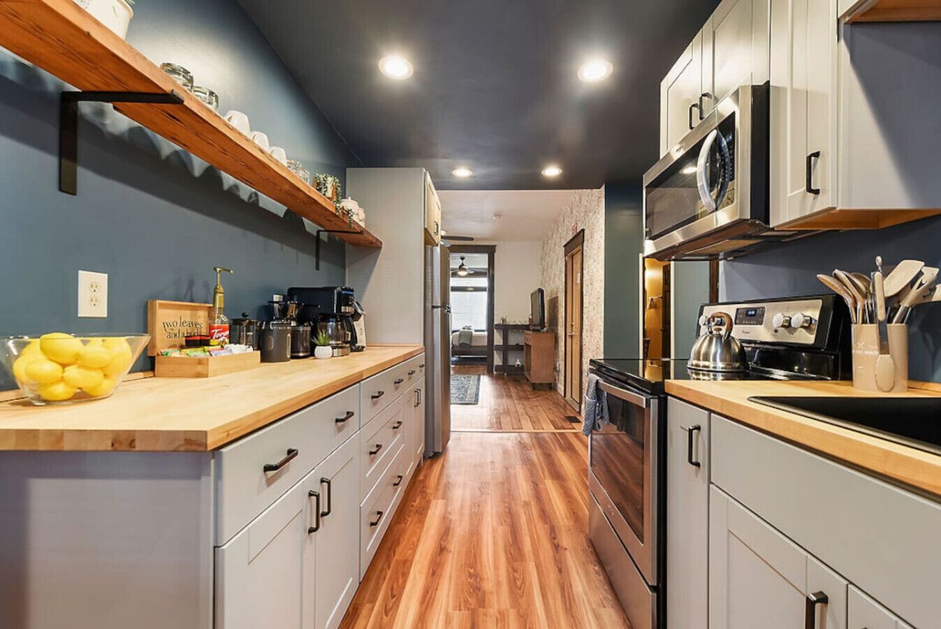 Jääkaappi, mikroaaltouuni, uuni, liesi