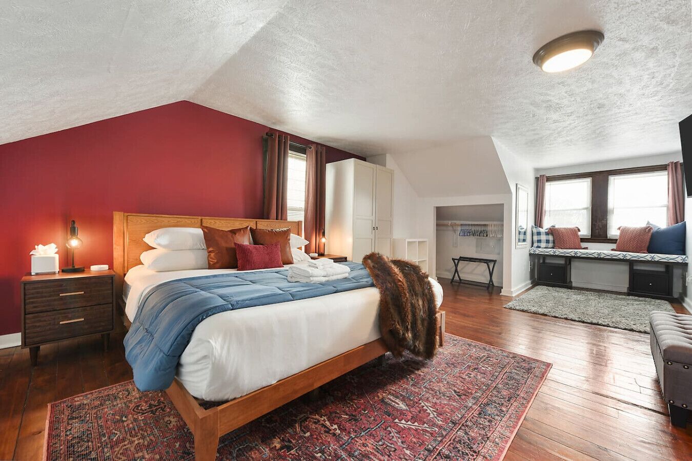 1 chambre, bureau, fer et planche à repasser, lit de bébé portatif