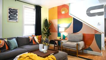 Smart-TV, Bücher, Stereoanlage, Computerbildschirme