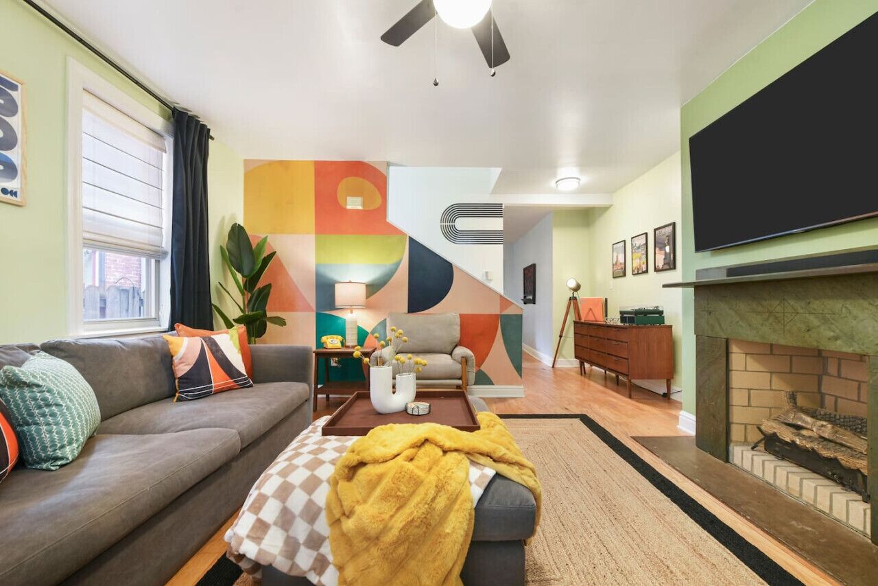 Smart-TV, Bücher, Stereoanlage, Computerbildschirme