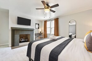 3 habitaciones, escritorio y tabla de planchar con plancha 